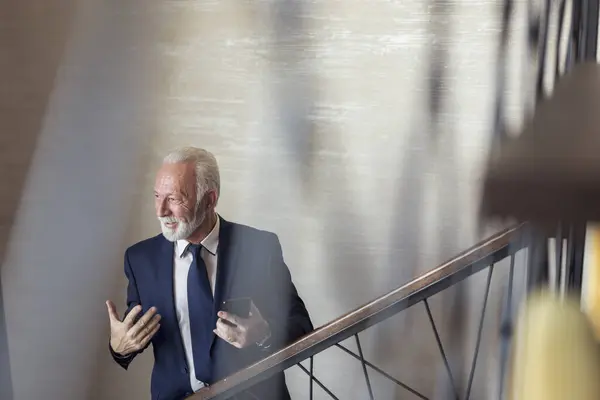 Senior Geschäftsmann Geht Die Treppe Einem Modernen Bürogebäude Hinauf Und — Stockfoto