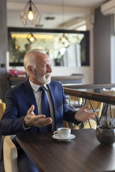 Senior Geschäftsmann Bei Einem Treffen Einem Restaurant Einem Gespräch Mit — Stockfoto
