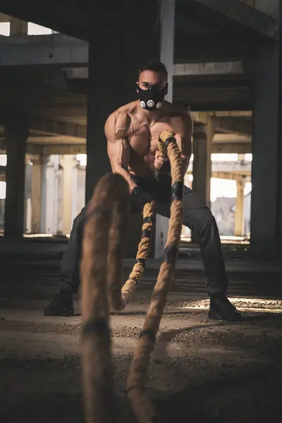 Athletic Muscular Man Wearing Training Mask Doing Battle Ropes Functional — Stock Photo, Image