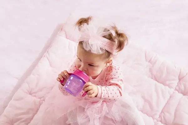 Hoge Hoek Uitzicht Van Een Baby Meisje Dragen Roze Tutu — Stockfoto