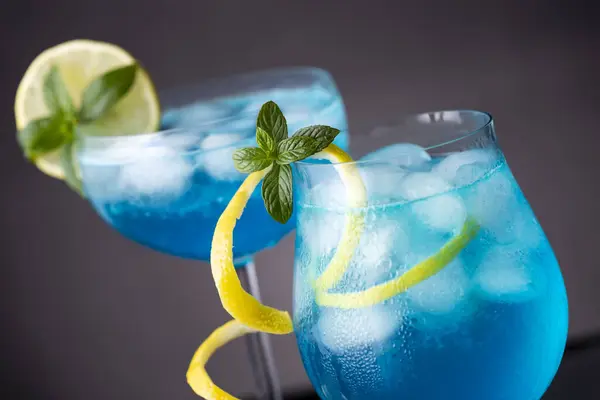 Detalhe Dois Coquetéis Lagoa Azul Com Licor Curaçao Azul Vodka — Fotografia de Stock