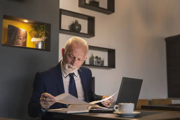 Senior Geschäftsmann Einem Modernen Büro Arbeitet Einem Laptop Computer Und — Stockfoto