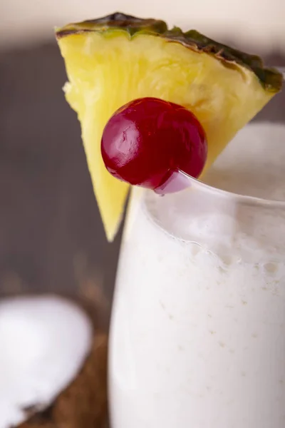 配上黑朗姆酒 菠萝汁和椰子酱的凤梨鸡尾酒 配上菠萝片和马拉西诺樱桃 — 图库照片