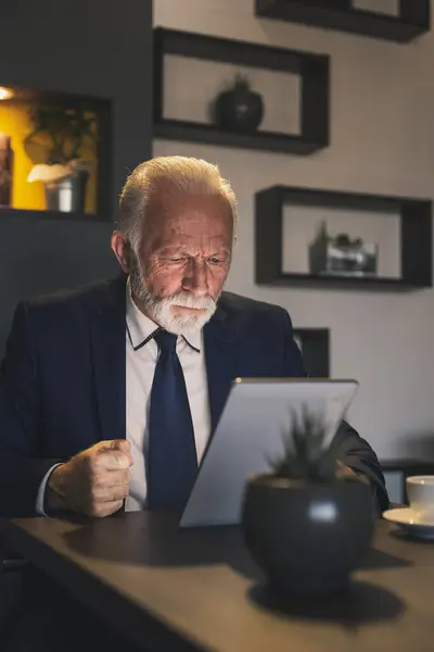 Senior Geschäftsmann Einem Restaurant Arbeitet Einem Tablet Computer Nachdenklich Und — Stockfoto