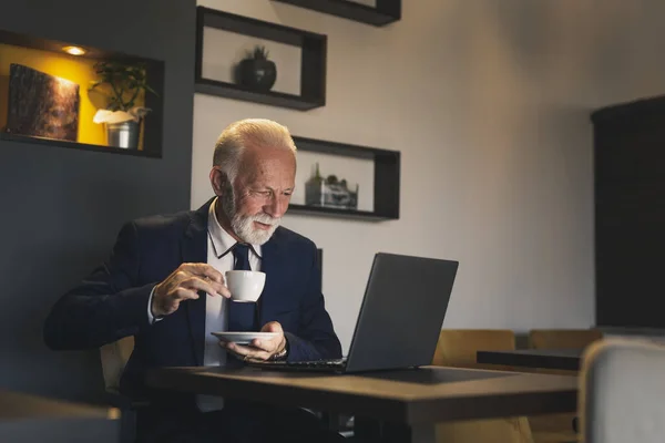 Senior Geschäftsmann Einem Restaurant Arbeitet Einem Laptop Und Trinkt Eine — Stockfoto