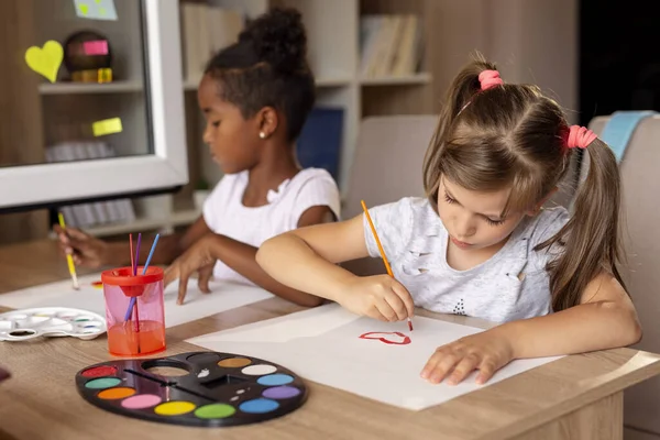 Две Маленькие Девочки Сидят Столом Рисуют Акварелью Веселятся — стоковое фото