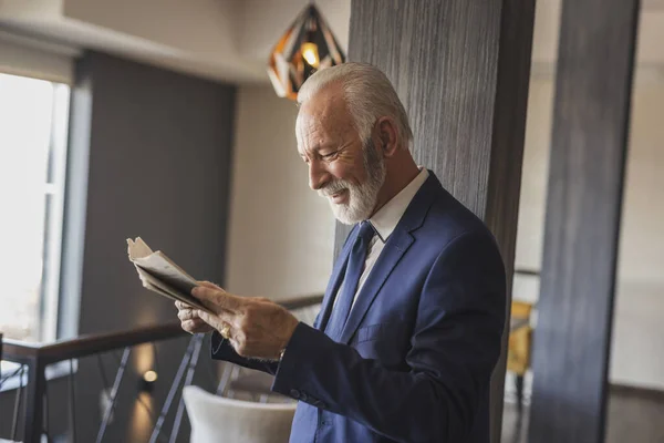 Senior Geschäftsmann Steht Einem Modernen Bürogebäude Restaurant Zeitung Lesen — Stockfoto