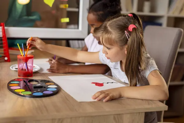 Две Маленькие Девочки Сидят Столом Рисуют Акварелью Веселятся Занимаясь Домашним — стоковое фото