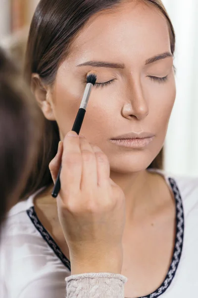 Maquillaje Artista Que Trabaja Estudio Maquillaje Sombreando Los Párpados Cliente —  Fotos de Stock