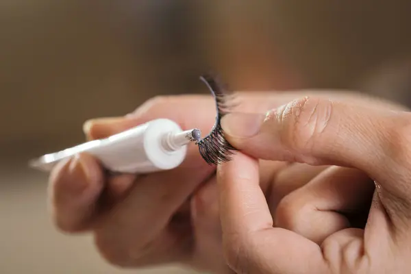 Makyaj Sanatçısının Ellerinin Bir Müşterinin Makyajını Yaparken Yapay Kirpiklerine Yapıştırıcı — Stok fotoğraf