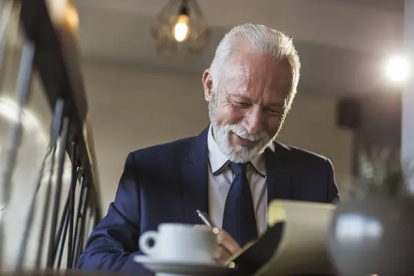 Homme Affaires Senior Assis Dans Restaurant Moderne Immeuble Bureaux Boire — Photo
