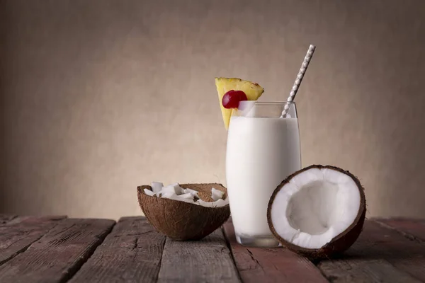 Szklanka Koktajlu Pina Colada Ciemnym Rumem Sokiem Ananasowym Kremem Kokosowym — Zdjęcie stockowe