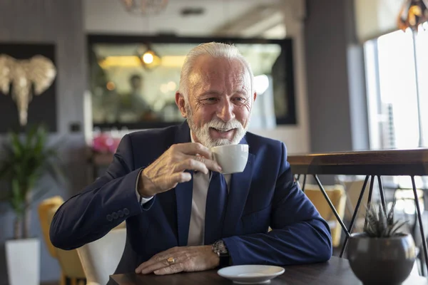Senior Geschäftsmann Auf Kaffeepause Restaurant Gespräch Mit Geschäftspartner Und Kaffeetrinken — Stockfoto