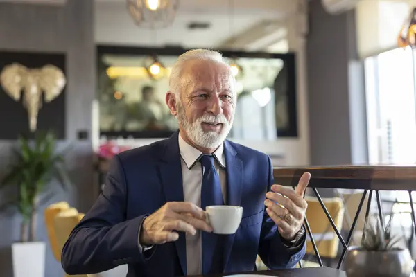 レストランでのミーティングでシニアビジネスマン ビジネスパートナーとの会話 コーヒーを飲む — ストック写真