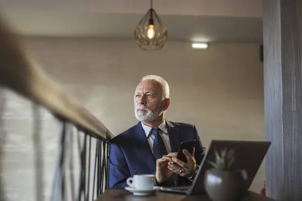 Senior Businessman Sedí Stolu Restauraci Dává Šálek Kávy Pracuje Notebooku — Stock fotografie