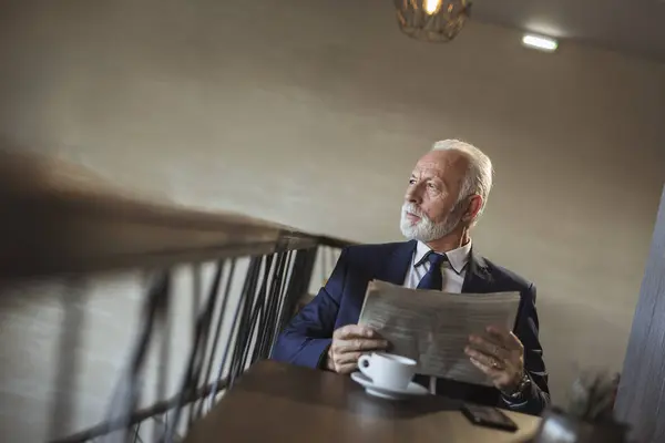 Senior Businessman Sedí Moderní Kancelářské Budově Restaurace Pije Kávu Čte — Stock fotografie