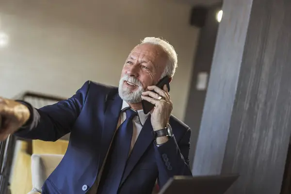 Senior Businessman Pracuje Moderní Kanceláři Mluví Telefonu Zatímco Pracuje Notebooku — Stock fotografie
