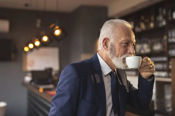 Starszy Biznesmen Pijący Kawę Nowoczesnej Kawiarni Biurowej — Zdjęcie stockowe