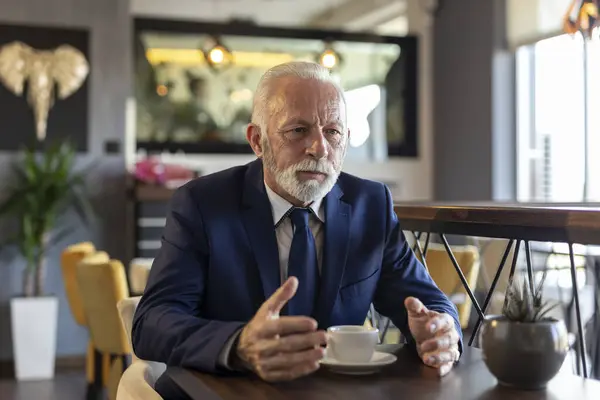 Starszy Biznesmen Spotkaniu Restauracji Rozmawiając Partnerem Biznesowym Pijąc Kawę — Zdjęcie stockowe
