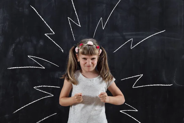 Boos Schoolmeisje Staan Schreeuwen Getrokken Hoogspanningsborden Schoolbord Achter Haar — Stockfoto