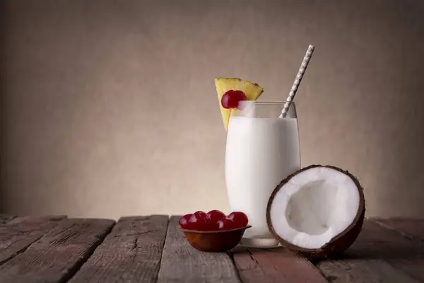 Koktajl Pina Colada Ciemnym Rumem Sokiem Ananasowym Kremem Kokosowym Ozdobiony — Zdjęcie stockowe