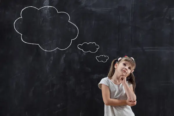 Schulmädchen Steht Nachdenklich Vor Einer Tafel Kreidegezeichnete Gedankenwolken Einer Tafel — Stockfoto