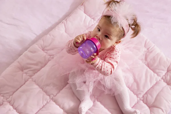 Hoge Hoek Uitzicht Van Een Baby Meisje Dragen Roze Tutu — Stockfoto