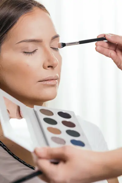 Maquilleuse Travaillant Dans Atelier Maquillage Ombrageant Les Paupières Une Cliente — Photo