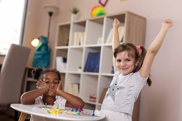 Две Маленькие Девочки Сидят Игровой Комнате Играют Настольную Игру Одна — стоковое фото