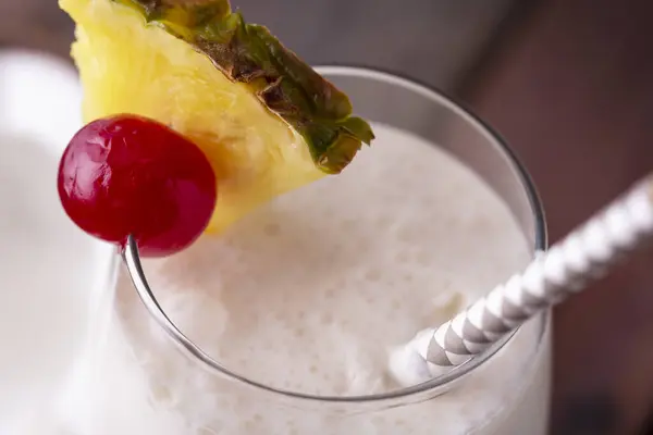 用深色朗姆酒 菠萝汁和椰子酱装饰的菠萝片和马拉西诺樱桃制成的一杯菠菜鸡尾酒的高角形视图 — 图库照片