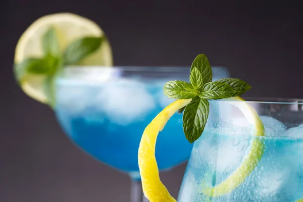 Detail Two Blue Lagoon Cocktails Blue Curacao Liqueur Vodka Lemon — Stock Photo, Image