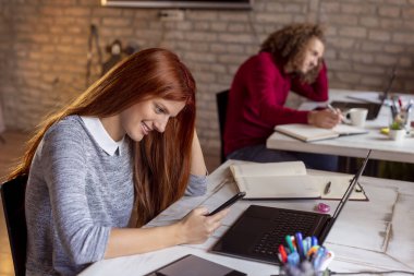 Modern bir ofiste çalışan gençler, birlikte çalışan serbest çalışanlar.
