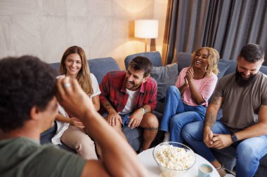 Bir grup neşeli genç arkadaş evde vakit geçirip sessiz sinema oynayarak, şartları izah ederek ve tahmin ederek ve gülerek eğleniyorlar.