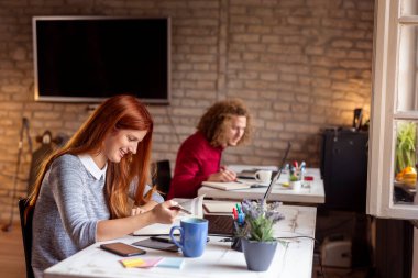 Modern bir ofiste çalışan iş arkadaşları, birlikte çalışan serbest çalışanlar.