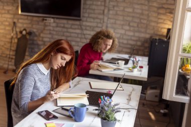 Üniversite kütüphanesinde sınava hazırlanan öğrenciler