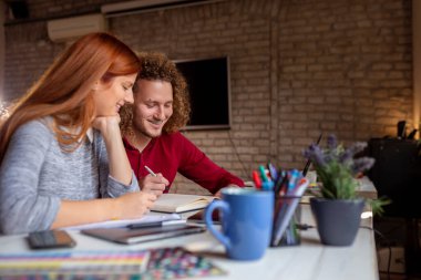 Şirket projeleri için planlama, beyin fırtınası ve fikir geliştirme konularında notlar alan iş adamları