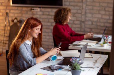 Modern bir ofiste çalışan gençler, çalışma alanında çalışan özgürlükçüler