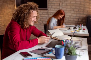 Modern bir ofiste çalışan gençler, çalışma alanında çalışan özgürlükçüler