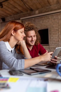 Serbest çalışanlar iş yerinde çalışıyor, sabah brifingi veriyorlar, iş adamları modern ofiste birlikte çalışıyorlar, yeni bir proje planlıyorlar.