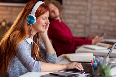 Web tasarımcısı modern bir ortak çalışma alanında yeni bir proje üzerinde çalışıyor; modern bir ofiste çalışan genç iş adamları