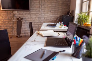 Modern iç çalışma alanının ayrıntıları; modern açık ofis iç mimarisi