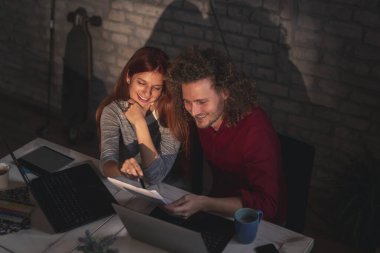 Modern bir ofiste çalışan iş arkadaşları, bir sabah brifingi düzenleyen, birlikte çalışan serbest çalışanlar,