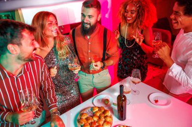 30 'lu yılların ortasındaki bir grup arkadaş ev partisinde eğleniyor, şarkı söylüyor, dans ediyor, şarap içiyor ve kokteyl pastası yiyor.