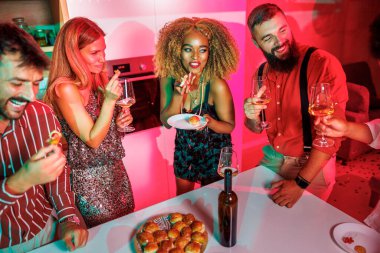 30 'lu yılların ortasındaki bir grup arkadaş ev partisinde eğleniyor, şarkı söylüyor, dans ediyor, şarap içiyor ve kokteyl pastası yiyor.