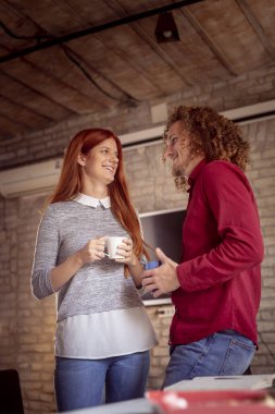 İş arkadaşları kahve molası sırasında ofiste eğleniyorlar. Serbest çalışanlar birlikte çalışma alanında uyanıp kahve molası veriyorlar.