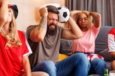 Bir grup arkadaş, takımlarının golü kaçırıp maçı kaybetmesinden sonra evde maç izlerken hayal kırıklığına uğruyor.