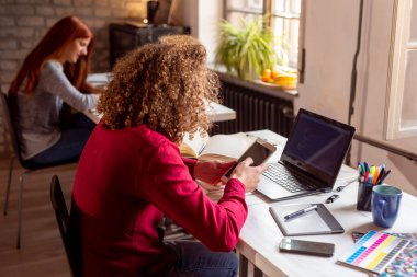 Modern bir ofiste çalışan gençler, çalışma alanında çalışan özgürlükçüler