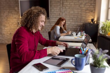 Modern bir ofiste çalışan iş arkadaşları, birlikte çalışan serbest çalışanlar.