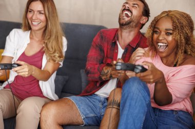 Cimri genç arkadaşlar evde vakit geçirip, video oyunları oynayarak eğleniyorlar.