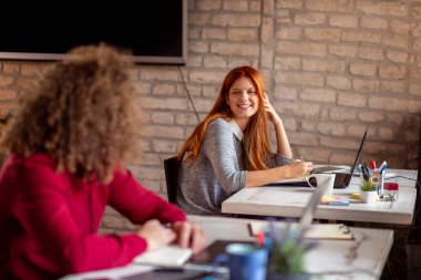 Üniversite kütüphanesinde sınava hazırlanan öğrenciler